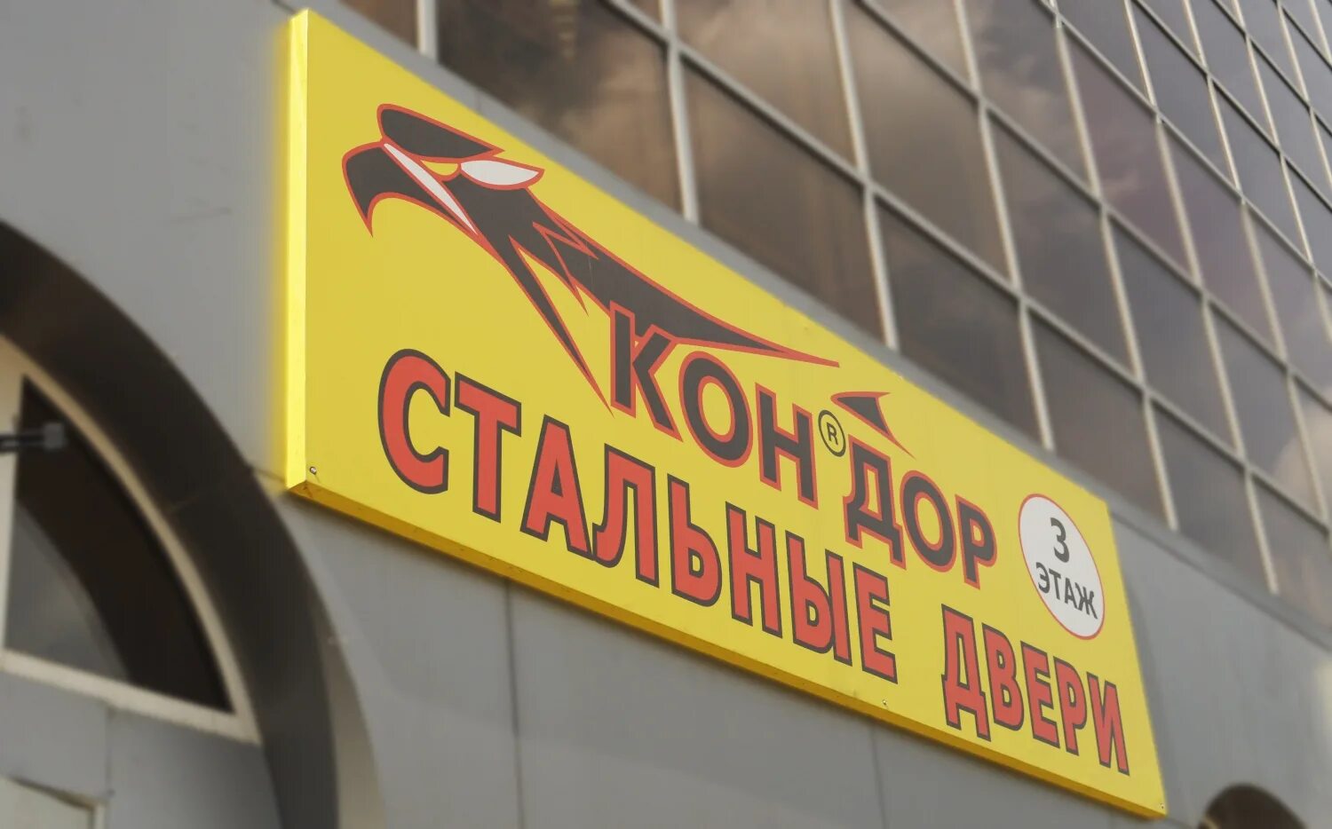 Деревянная конструкция для баннера. Баннер на деревянном каркасе. Баннер на деревянном каркасе. Пресс волл деревянный каркас. Баннерная вывеска на каркасе.