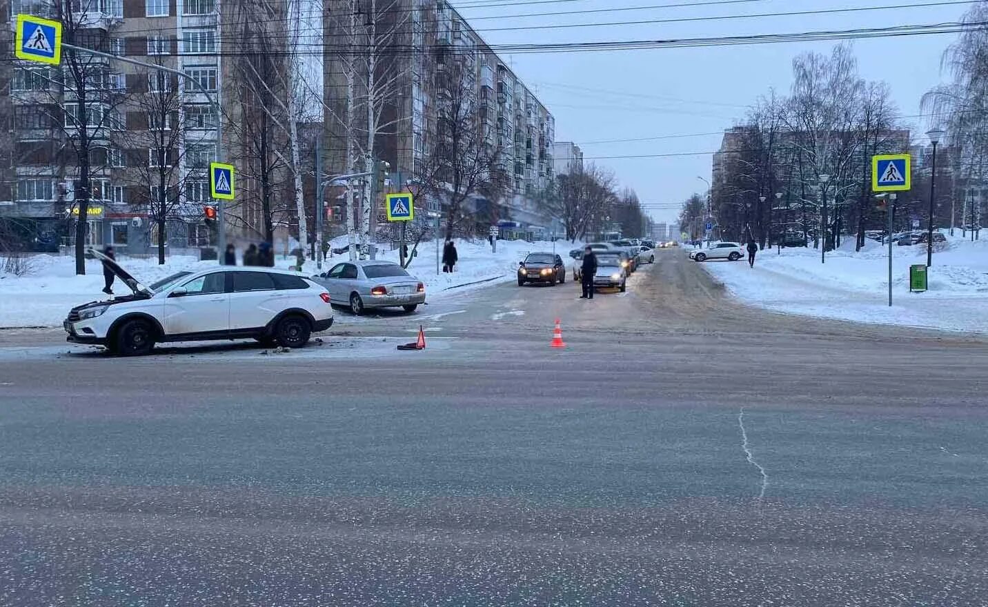 Происшествия в ижевске сегодня. Дорожно-транспортное происшествие Ижевск. ДТП водитель Ижевска Самара Ижевск. Авария Ижевск 4 микрорайон.