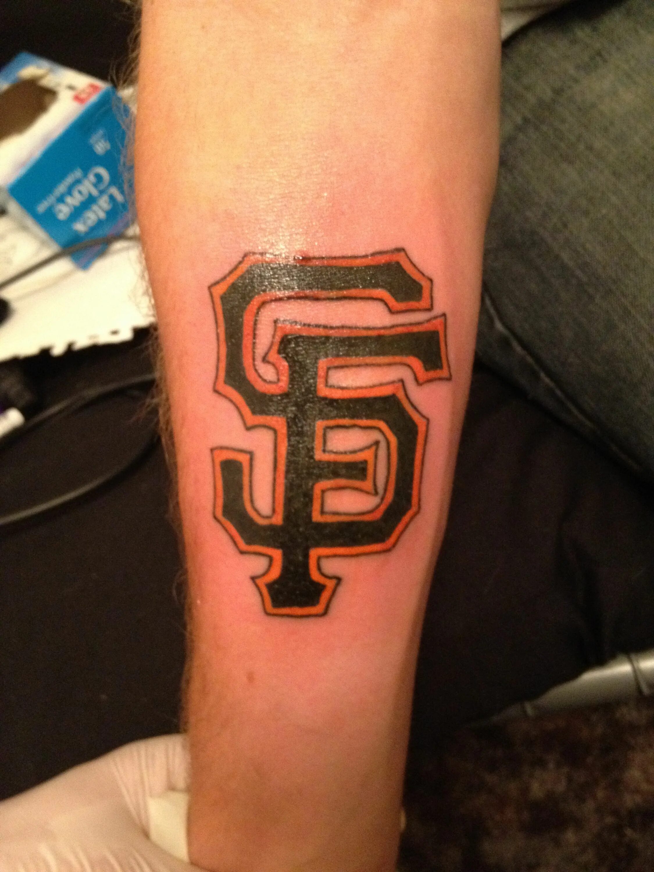 Строгие тату эскизы. Татуировка disturbed. Дистурбед тату. Татуировки фонк. Тату молния на руке эскиз.