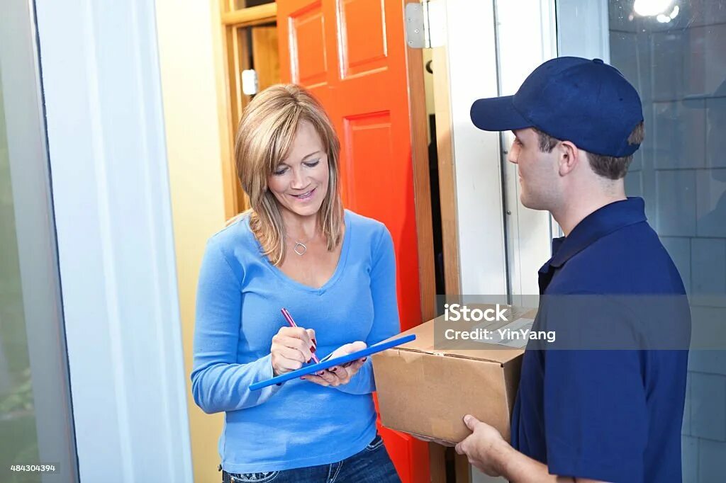 отблагодарила доставщика. девушка курьер. доставщик на машине. отблагодарила доставщика. девушка вызвала доставщика.