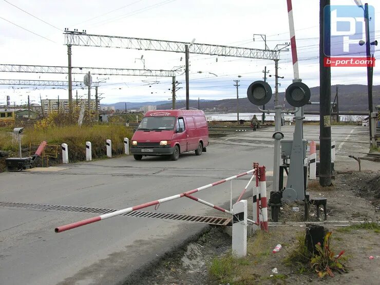 Автобус на жд переезде. Мурманск ЖД переезд. Ремонт железнодорожного переезда. ЖД переезды в портах. Железнодорожный переезд Октябрьский район Курской области.