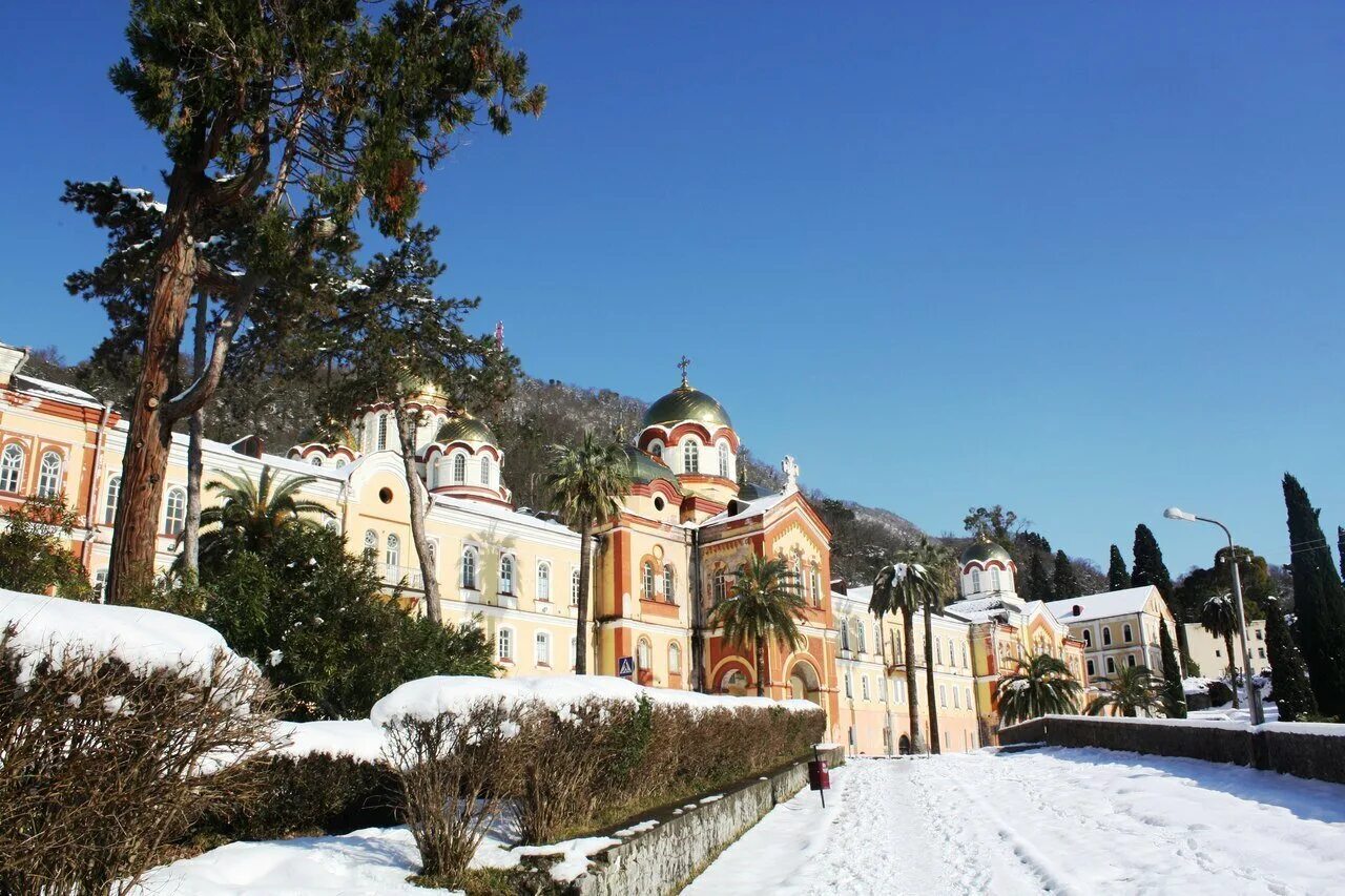 Абхазия стоит ли ехать в 2024. Новоафонский монастырь зима. Новоафонский монастырь зимой. Новоафонский монастырь Абхазия. Новый Афон Абхазия зимой.