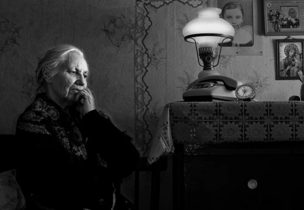 Старая незамужняя женщина. Одинокая пожилая женщина у окна. Старая незамужняя женщина. Бабушка у окна. Одинокая старушка.