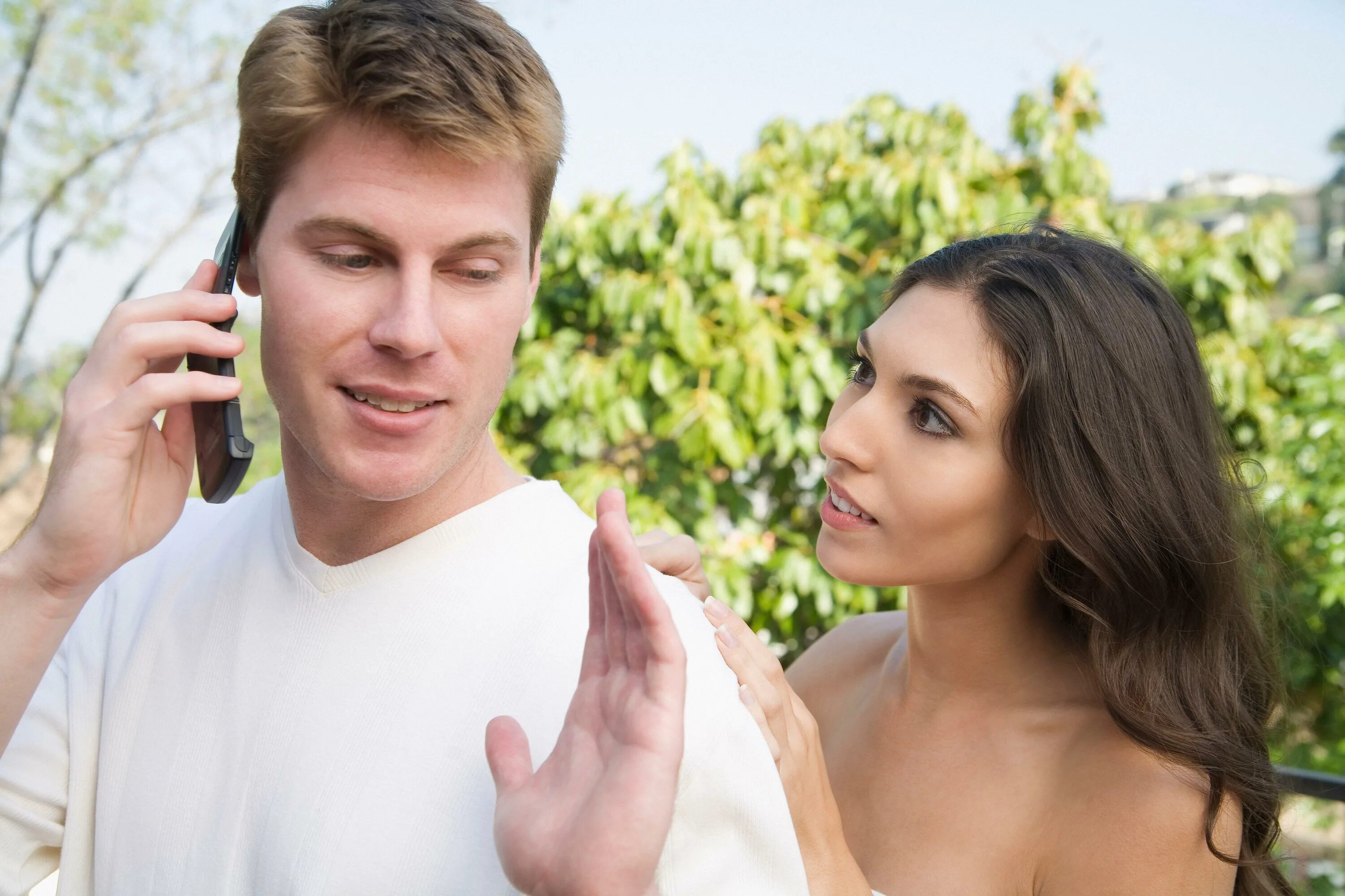 Статусы про женскую грудь. Парень оборачивается. Низкая самооценка у женщины. Красивый поцелуй в полный рост. Парень который нравится не обращает внимания.