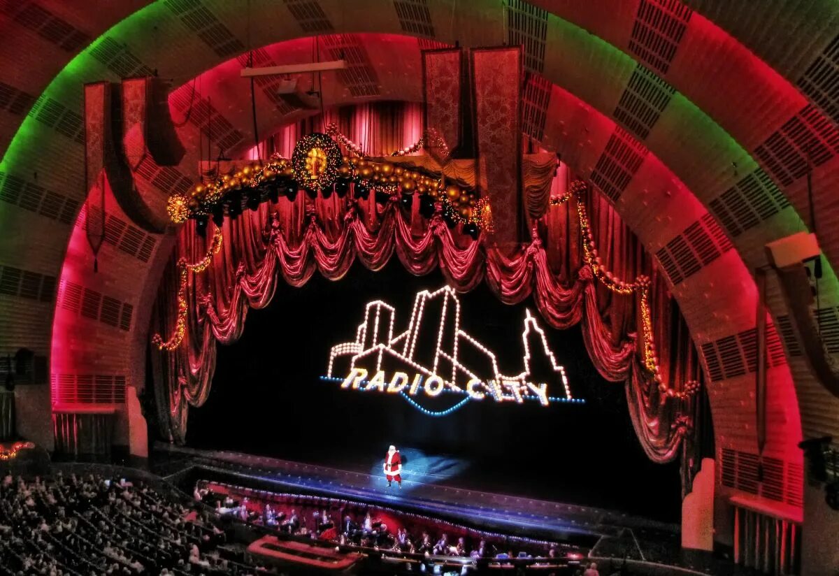 Hall музыка. Мьюзик Холл Нью Йорк. Radio City Music Hall Нью-Йорк. Рэйдио Сити Мьюзик Холл. Радио Сити Мюзик Холл.