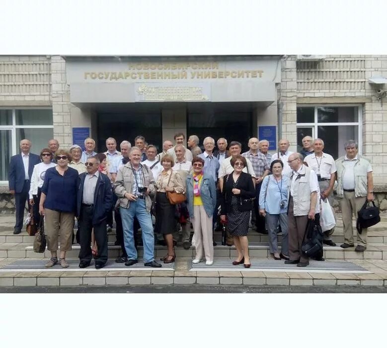 Выпуск нгу. Выпускники новосибирского государственного университета. Нгу гуманитарный факультет. Сунц нгу университет. Нгу ммф 82 фото.