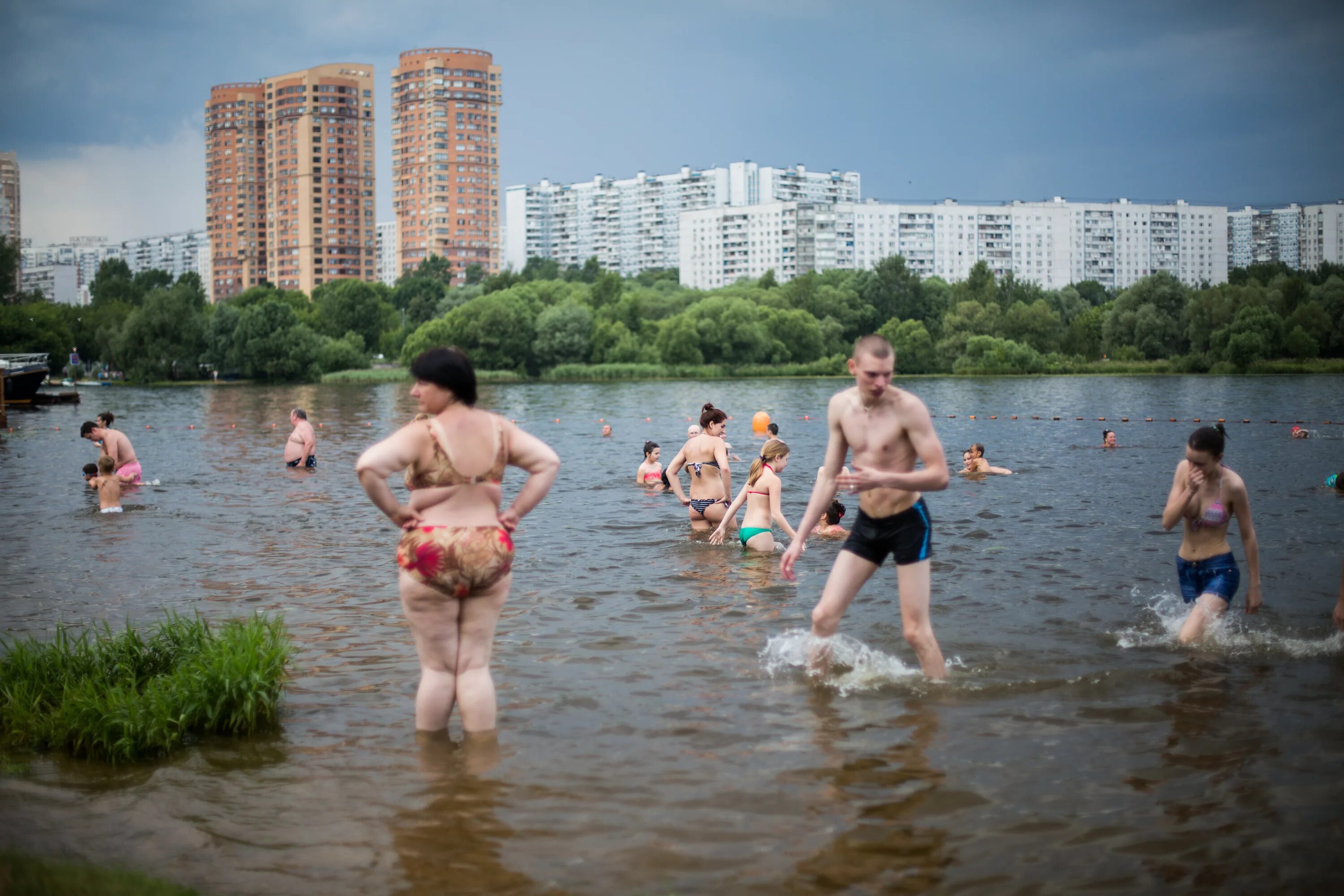 Пожилые купаются. Пляжи Москвы. Серебряный Бор купание. Крылатское купаться. Пляж на Беломорской.