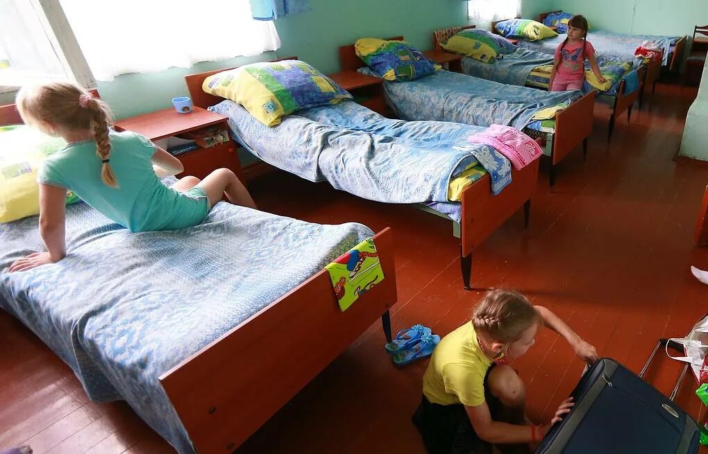 Подъем в лагере. Кровати в лагере. Кровати для детского лагеря. Кровать для детей в лагерь.