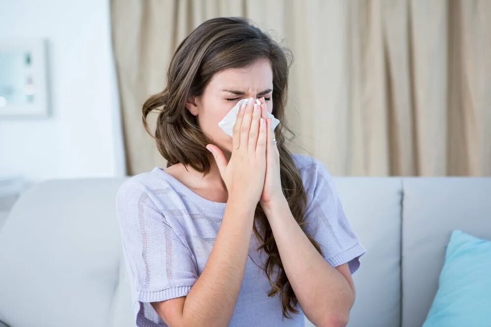 Заложенность носа при орви. Аллергия девушка. Насморк. Аллергия на домашнюю пыль.