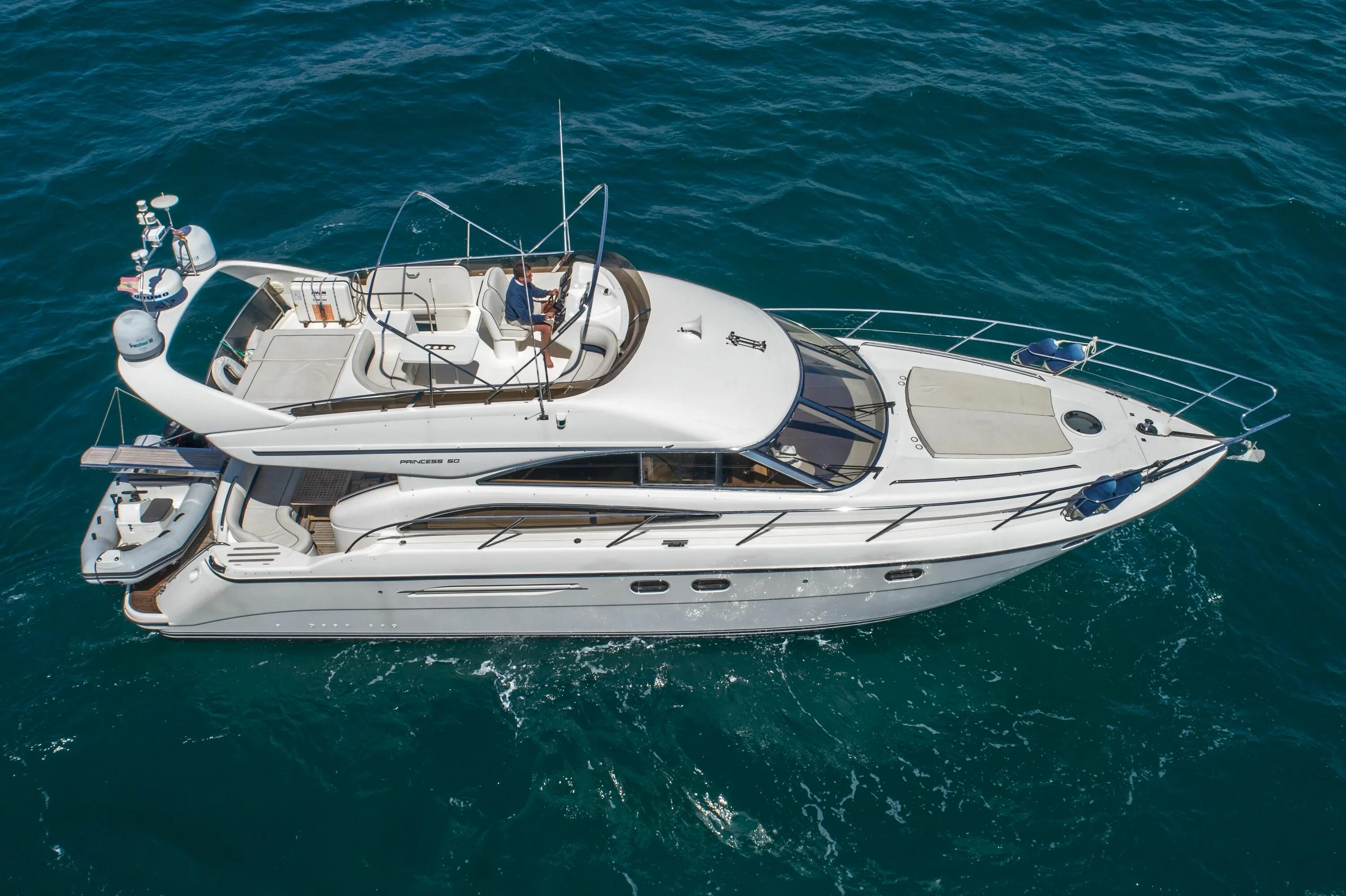 Princess yachts monaco. Яхта двухпалубная. Мегаяхта принцесса. Aquaholic yachts. Яхта princess 95.