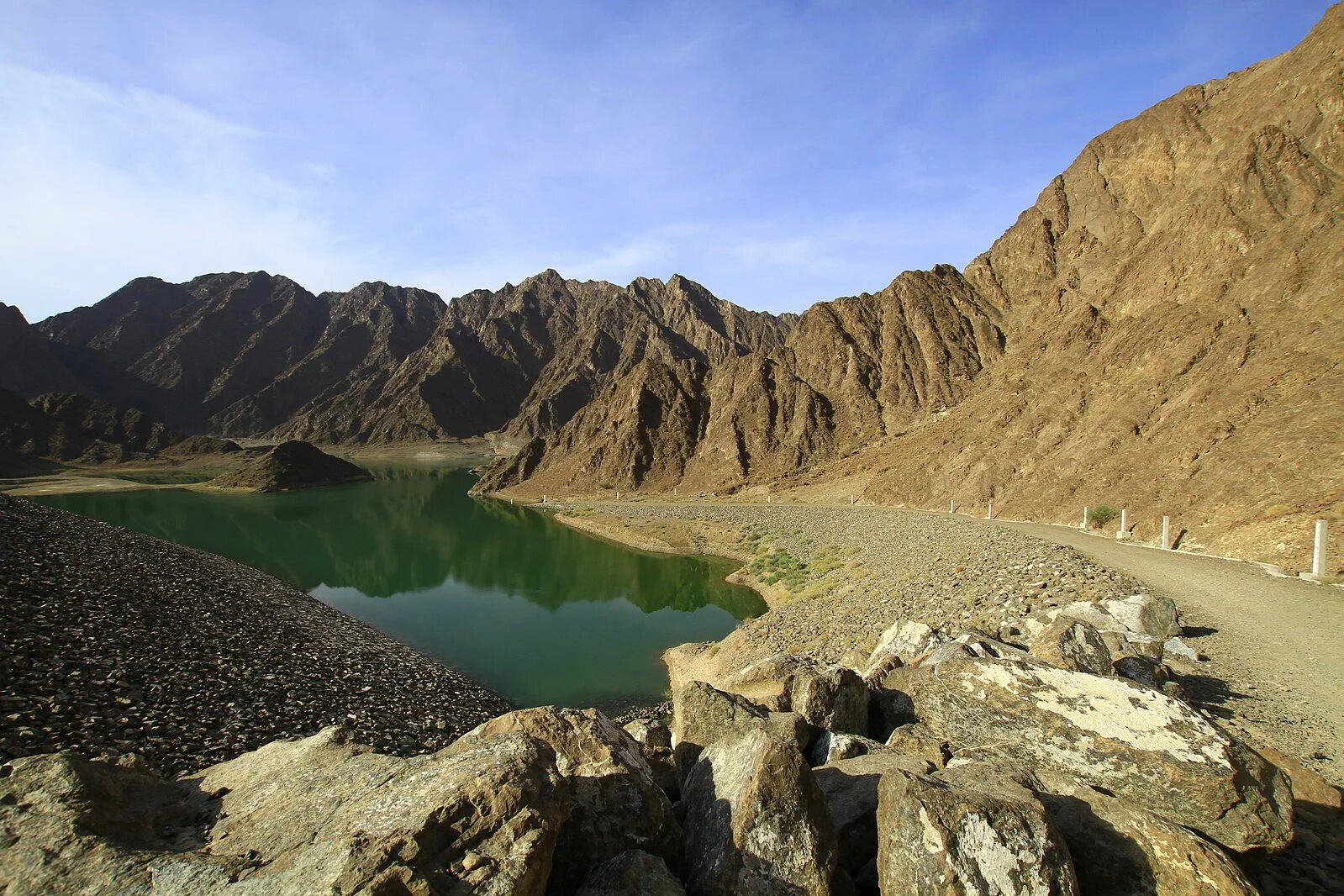 Горы в дубае. Горы Хатта. Озеро Хатта ОАЭ. Hatta dam Дубай. Горное сафари Хатта.