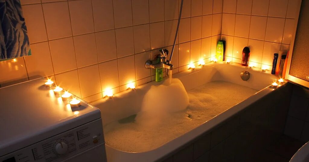 Ванна с пеной и свечами. Ванная со свечами. Свечи в ванной. Свечи в ванной. Ванная со свечами.