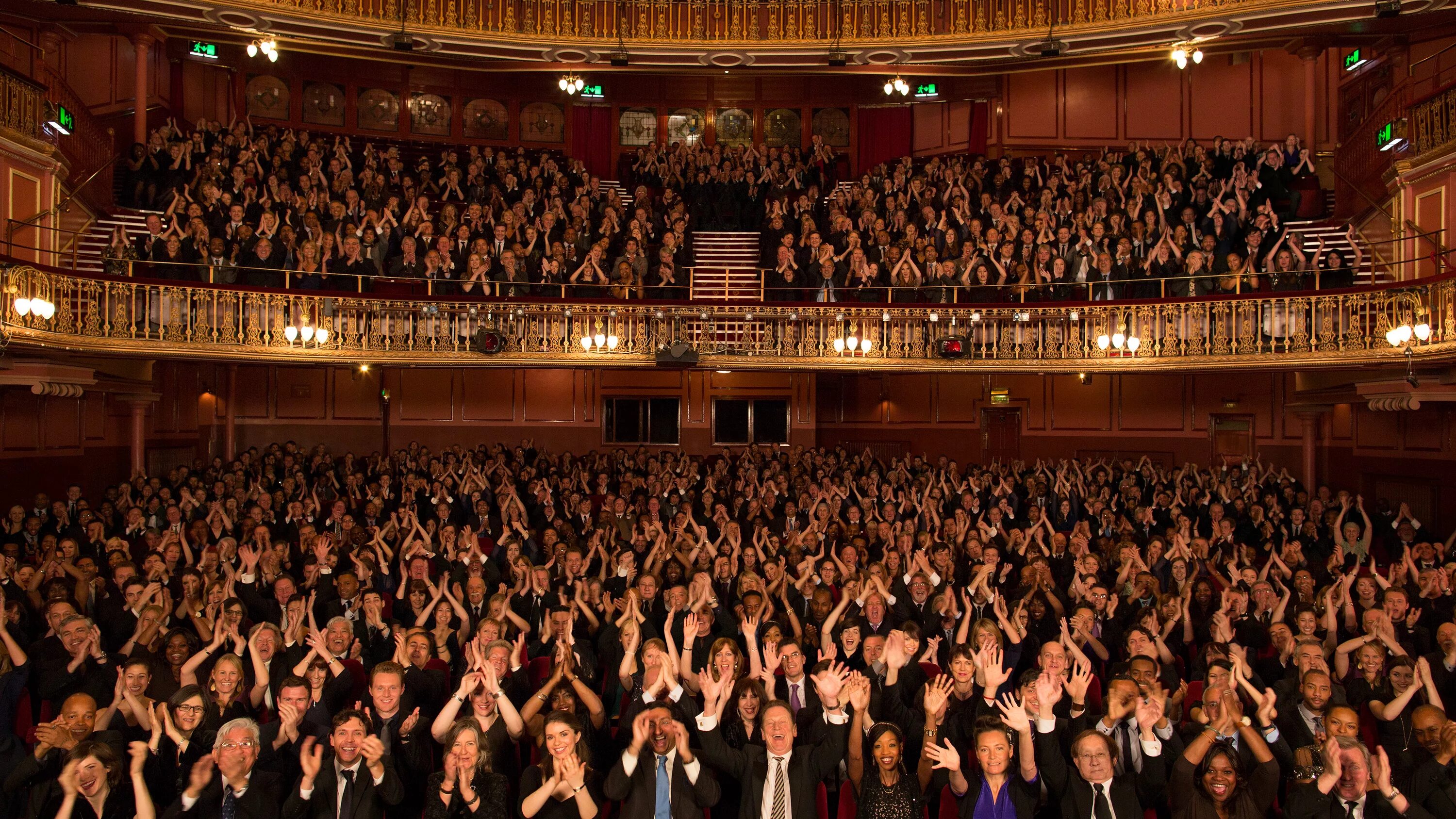 Theatre audience. Аплодисменты в аудитории. Музыкальная аудитория. Аплодисменты спикеру. Апплодисменты или аплодисменты.