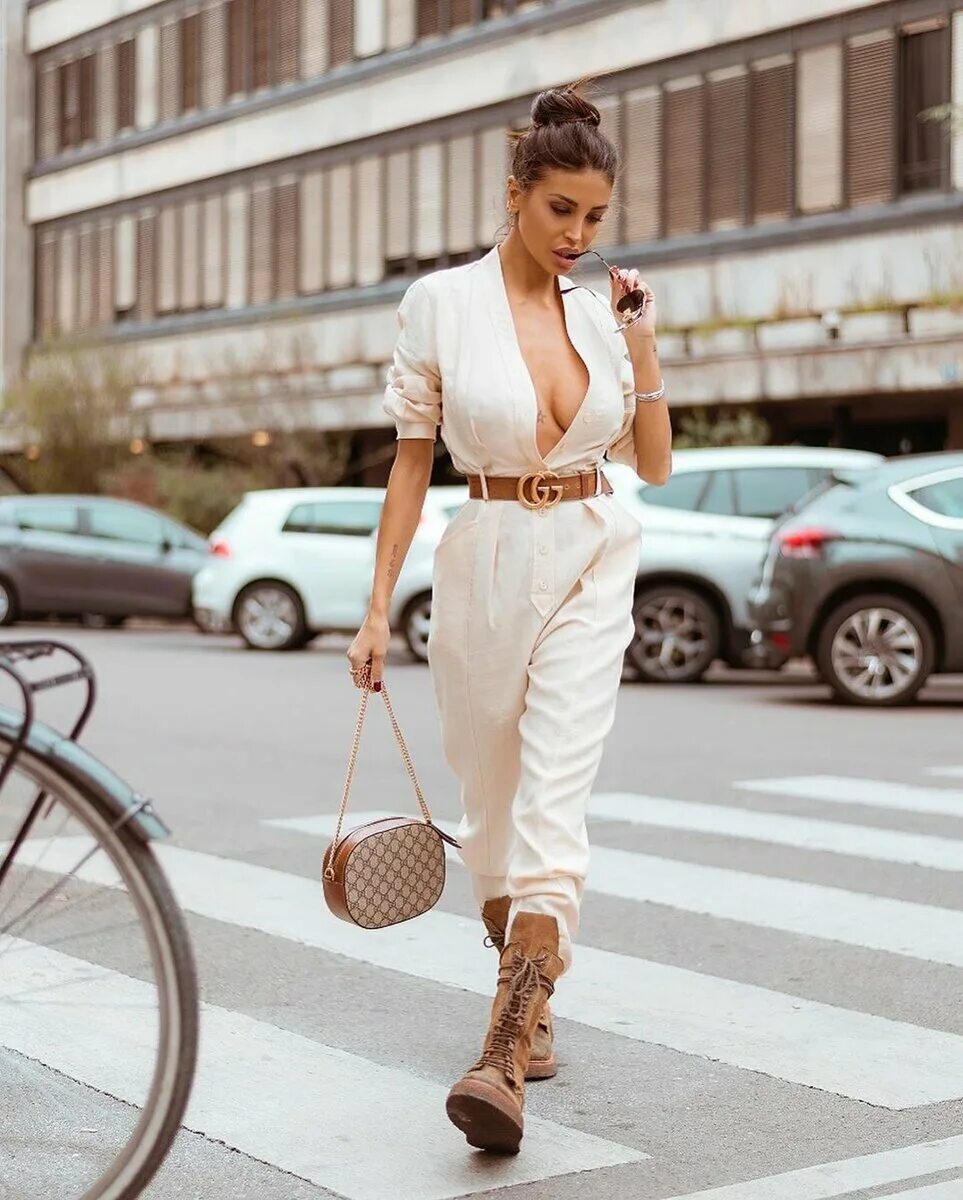 Сумочка фенди 2019. Стиль итальянских женщин. Стильный вечерний образ. Самые модные женские. Самые модные женские.