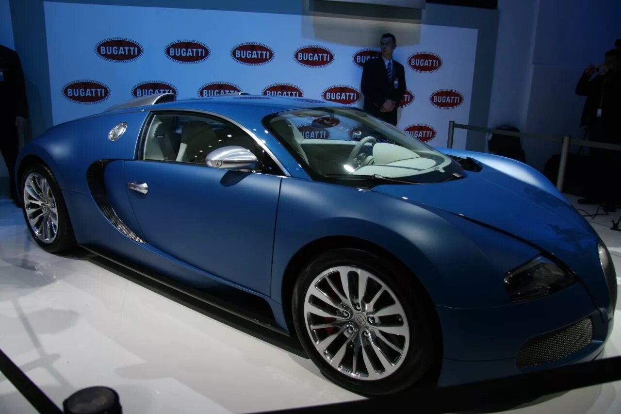 Bugatti чья. Бугатти дива 2021. Бугатти Вейрон дива. Бугатти Вейрон синяя. Bugatti Veyron 16.4, 1,7 млн $.