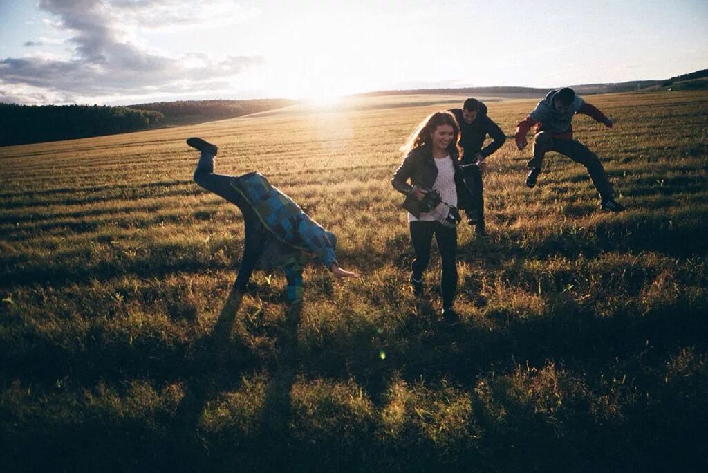 Друзья эстетика. Ночные прогулки с друзьями. Летние вечера с друзьями. Эстетика лета с друзьями. Эстетика дружбы.