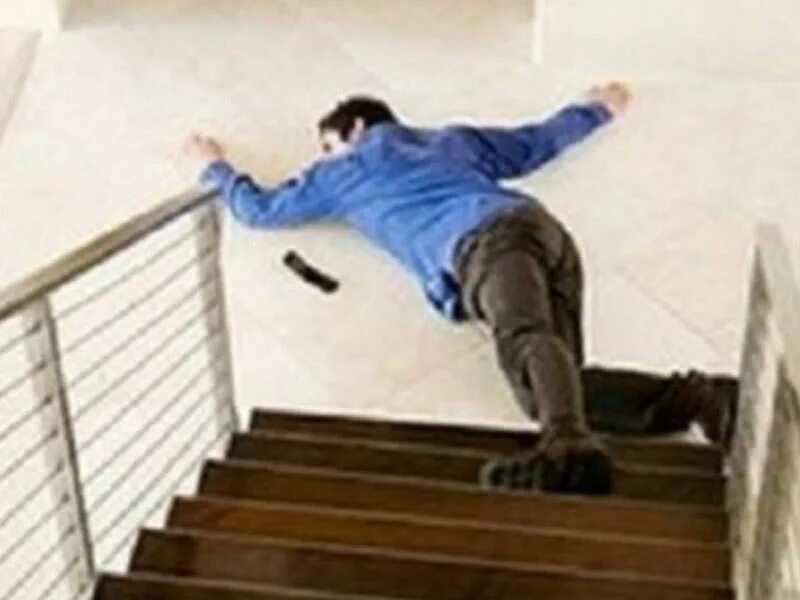 Человек на лестнице. Обледенелые ступеньки. Падающий человек. Снег на ступеньках. Поскользнулся на ступеньках.