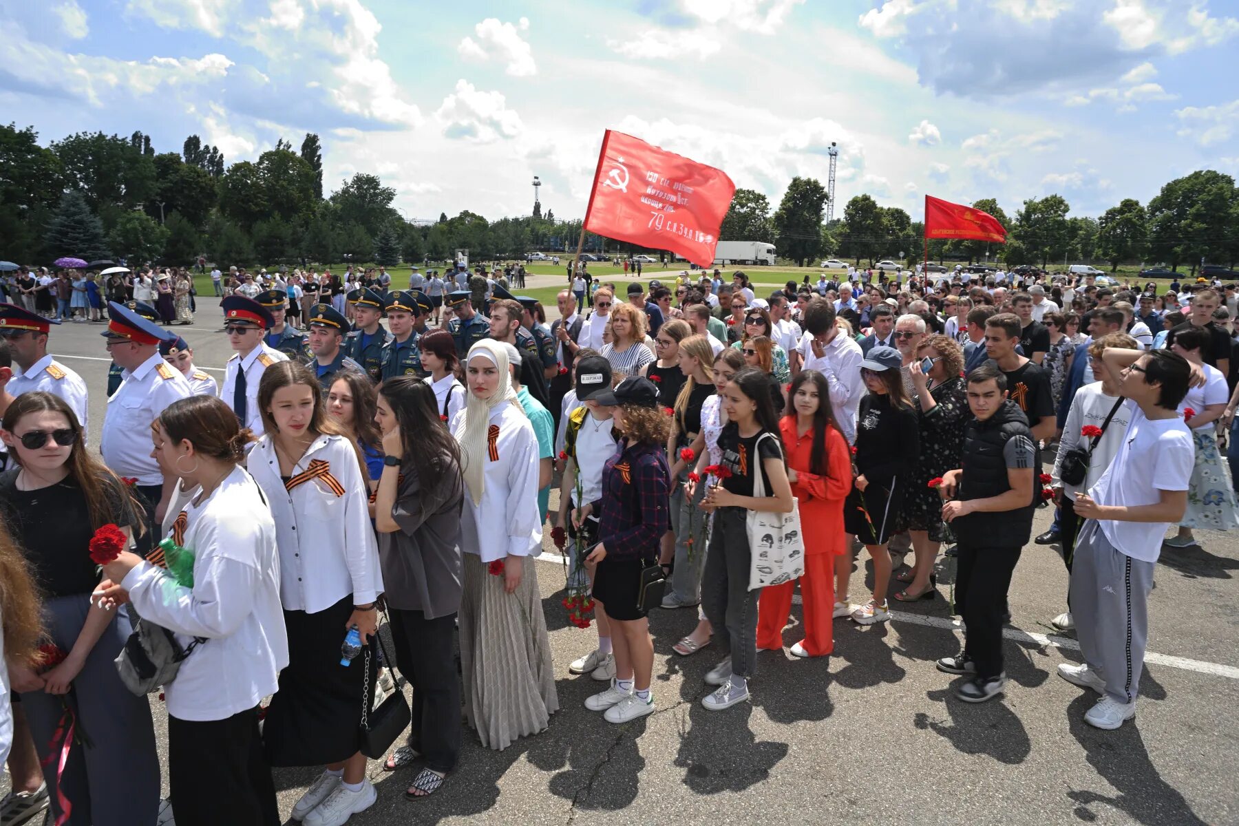 В Майкопе мероприятия. Выпускной 2023 в Майкопе. Центральный мемориал Майкоп. День памяти и скорби. Мероприятия в майкопе