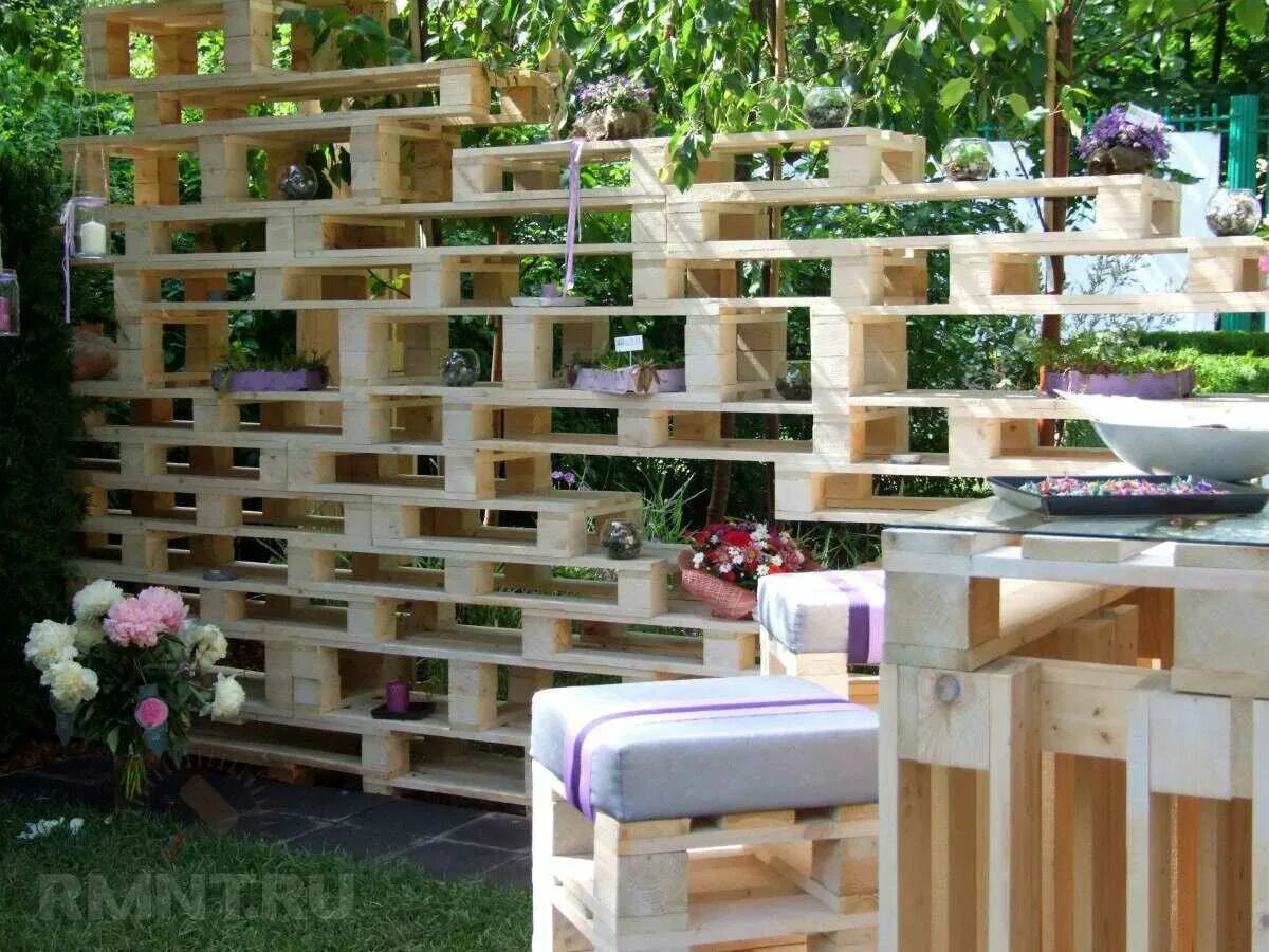 Что сделать из паллет. Садовая мебель из дерева палетт. Поддоны деревянные для дачи. Мебель из поддонов. Мебель для сада из поддонов.