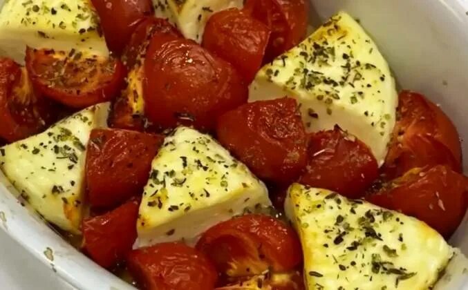 Панир адыгейский. Сыр с томатами в духовк. Сыр с помидорами в духовке. Сыр с помидорами черри в духовке.