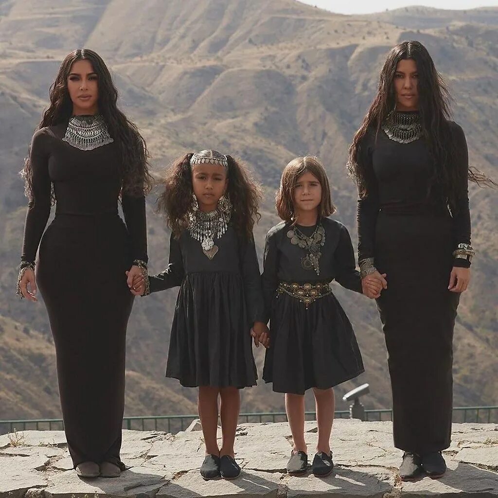 Сестры армяне. Сестры узбечки. Армянка и азербайджанка. Сестры армяне. Армянки в сша.