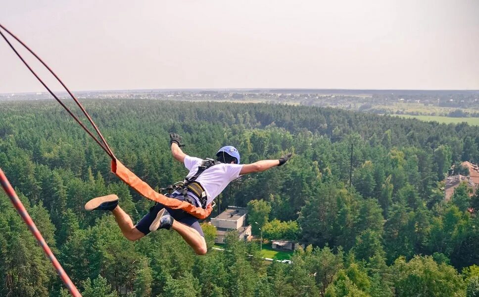Прыжок в высоту на метр. Банджи джампинг в Москве. Прыжки с тарзанки в Улан-Удэ. Прыжок с тарзанки. Прыжки с веревкой.