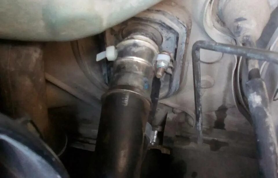 Патрубок печки снять рено. Патрубки печки рено лагуна 1. Патрубок печки снять рено. Рено логан 1 патрубки на радиатор печки. 4.