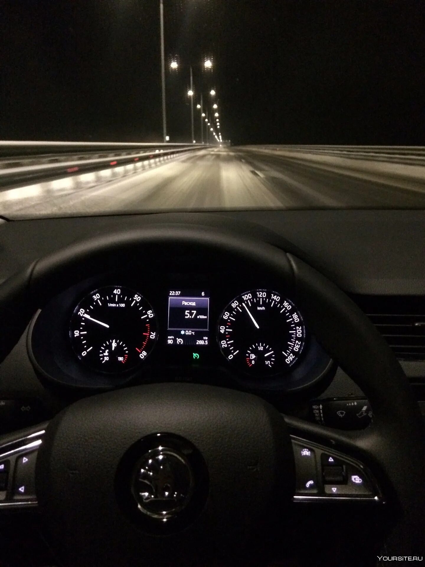 Ночью зимой за рулем Mercedes w203. Volkswagen Tiguan спидометр ночь. За рулём Мерседес w204 ночь зима. В дороге за рулем автомобиля