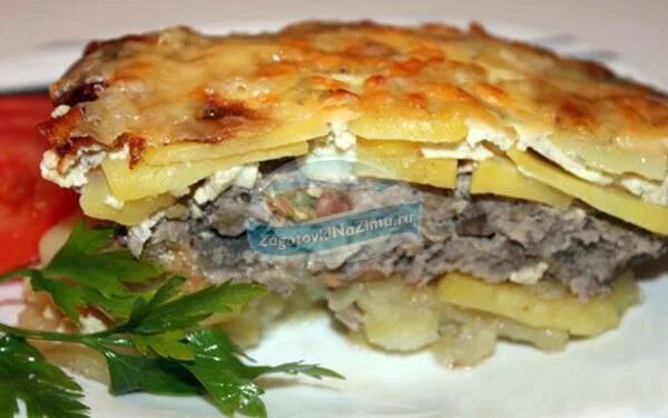 Фарш картошка грибы сыр в духовке. Запеканка с фаршем и грибами. запеканка мясная с картофелем в духовке. картофельная запеканка с фаршем и грибами в духовке. запеканка с картофелем, фаршем и грибами.