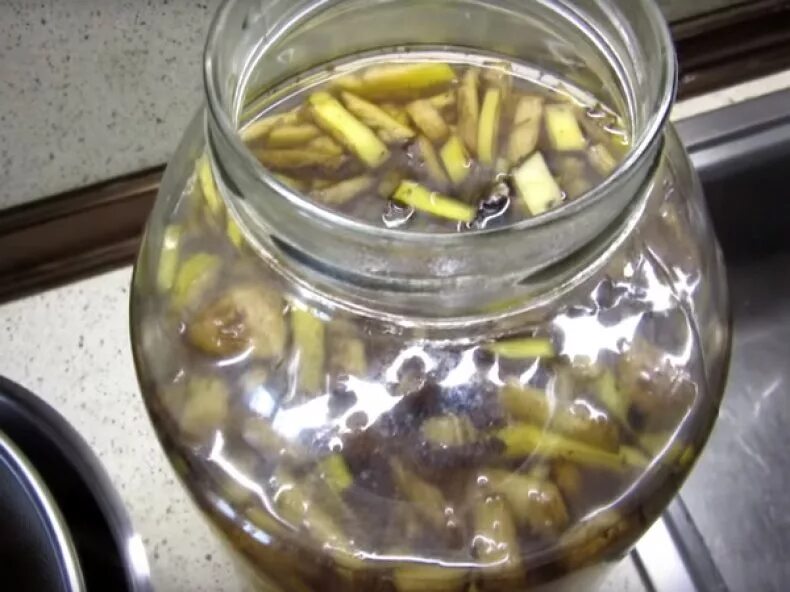Как подкормить рассаду банановой кожурой. Настой из банановой кожуры. удобрение из кожуры банана для комнатных. настой корок бананов. удобрение из банановых корок.