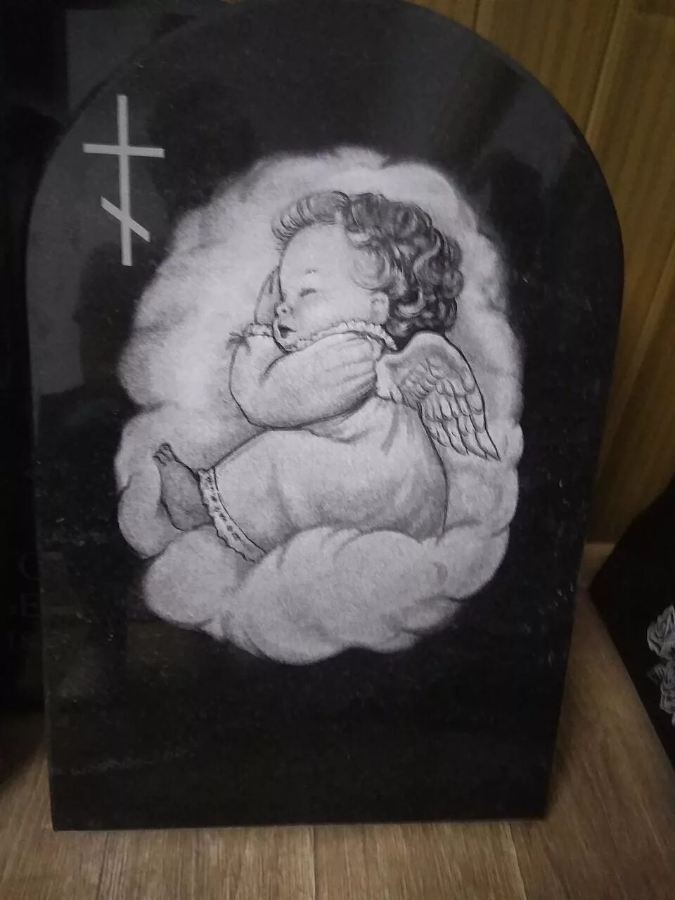 Детские памятники из гранита. Мансуровский гранит ангел. Памятник на детскую могилку. Ангелочек на памятник. Ангел камень могильный камень.