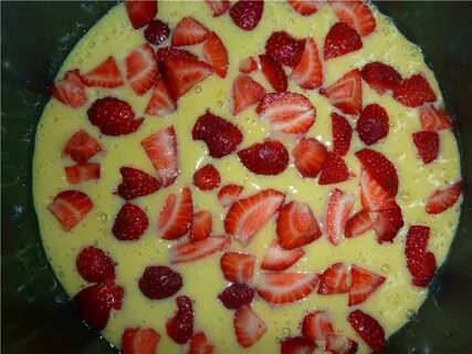 Шарлотка из клубники в духовке простой