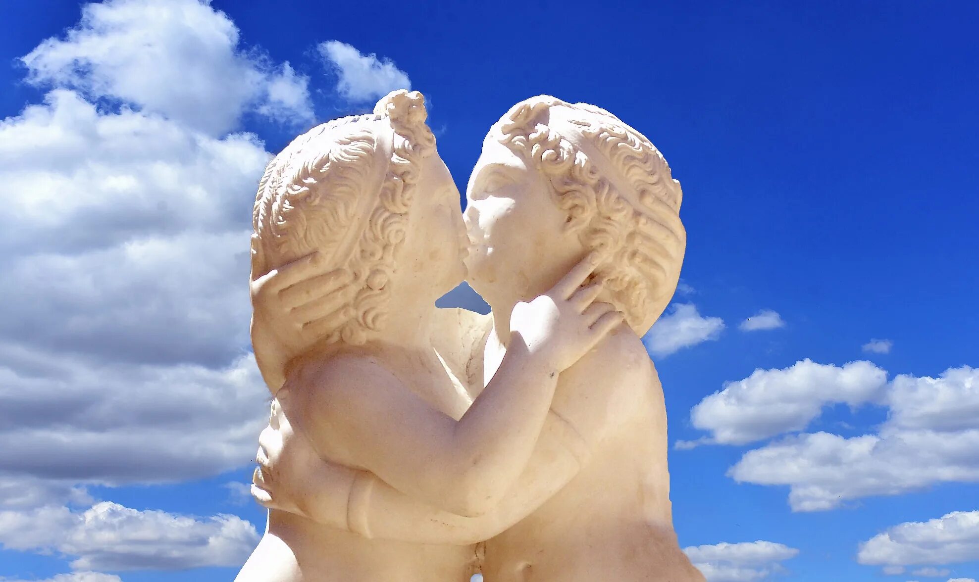 Ангел поцеловал. Поцелуй. Ангел воздушный поцелуй. Ангелочек воздушный поцелуй. Ангел воздушный поцелуй скульптура.