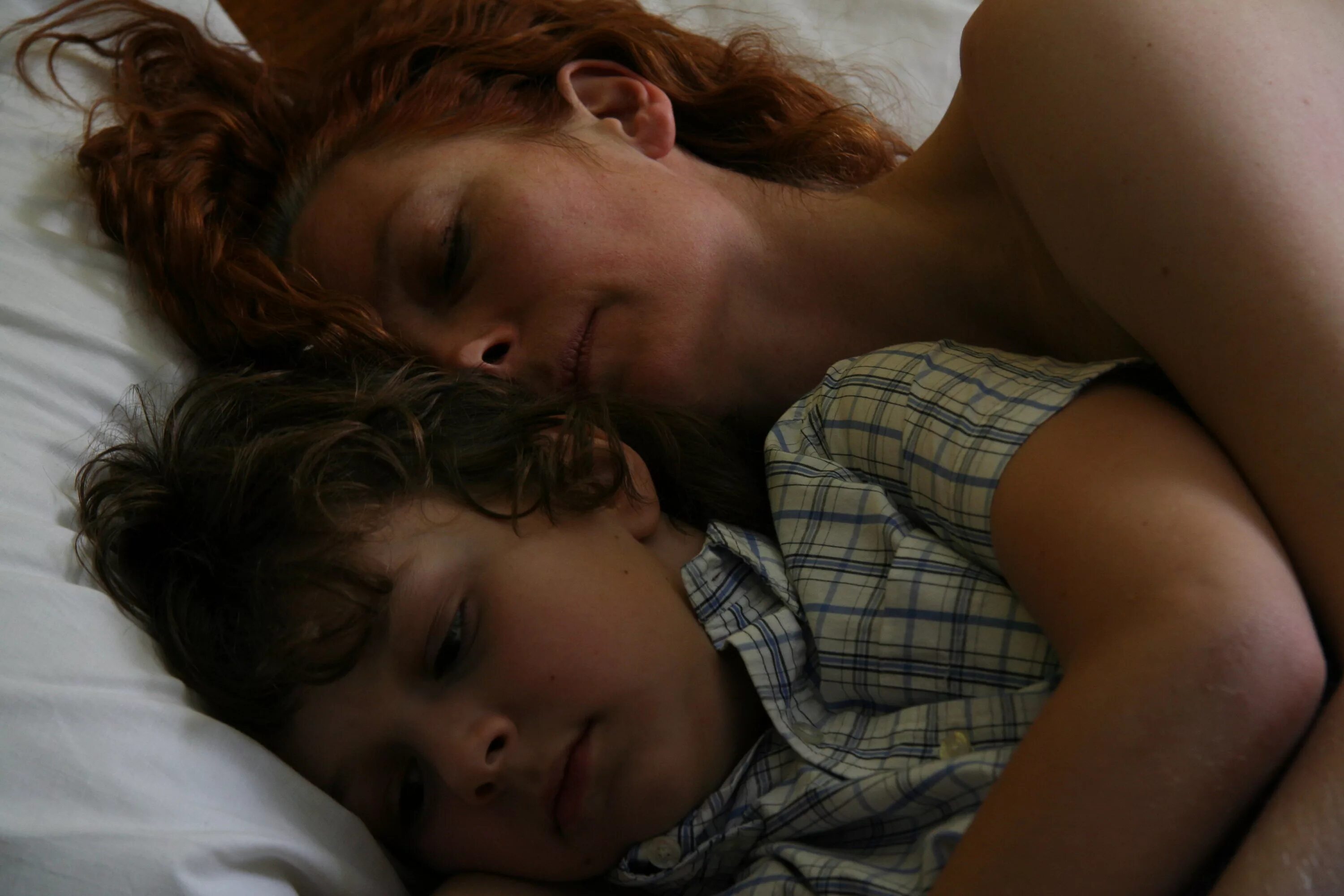 Взрослые женщины в постели. Беверли д’анджело 2022. Женщина мальчик кровать. Взрослая женщина и мальчик. Мотель бейтса переспят.