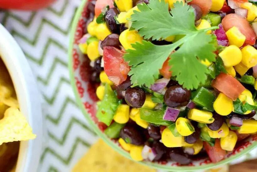 Салат фасоль кукуруза помидоры. Салат фасоль кукуруза помидоры. Салат с фасолью и колбасой и помидорами. Салат с фасолью консервированной и колбасой. Салат фасоль кукуруза помидоры.