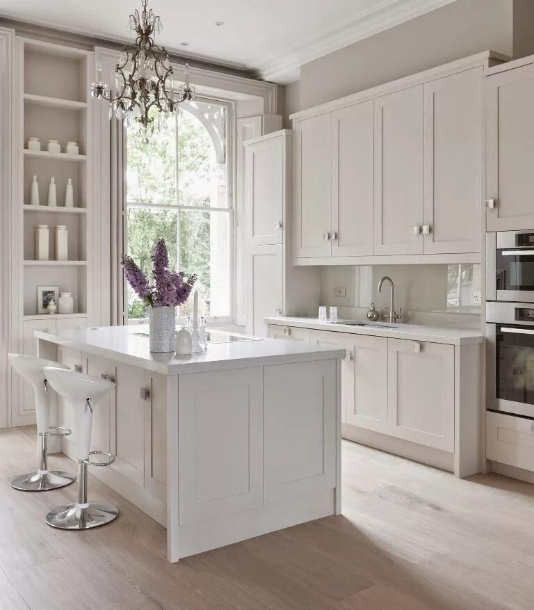 White kitchen. Белые кухни. Белая кухня в интерьере. Красивая белая кухня. Белая кухонная мебель в интерьере.