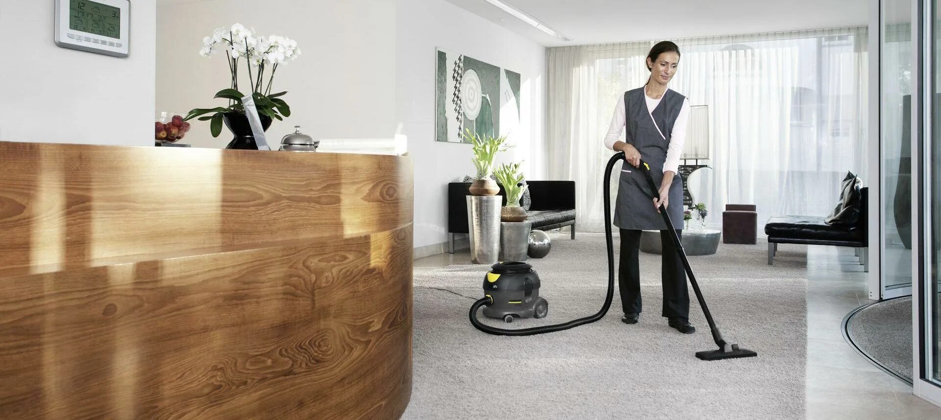Уборка холла в гостинице. Уборочные работы. Горничная. Проведения уборочных работ. Пылесос сухой уборки karcher t 15/1.