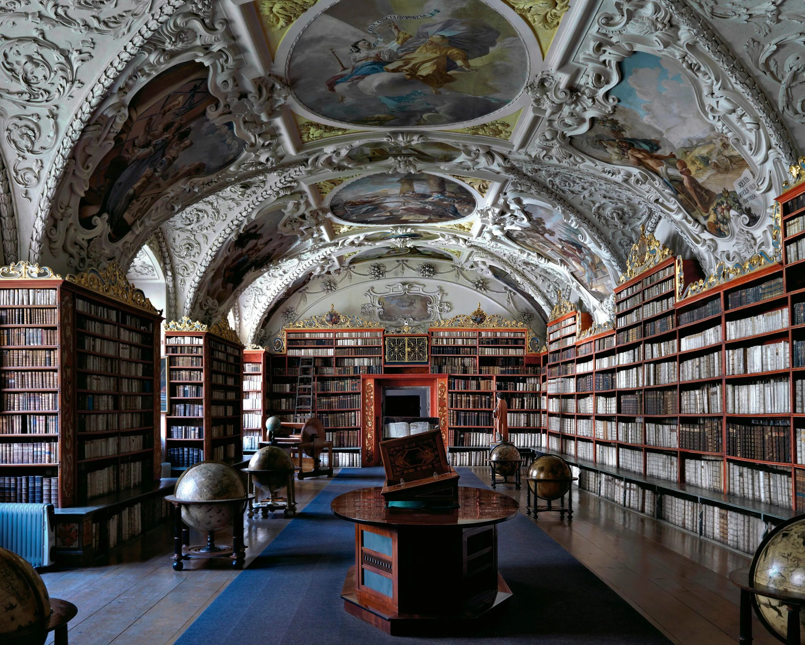 Библиотека в ней находится. Библиотека Кремсмюнстерского аббатства, Австрия. Библиотека монастыря Святого Галла. Дворцы Массимо Листри.