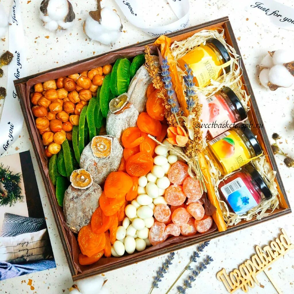 Подарочный набор из сухофруктов. Бокс с орехами и фруктами. Сухофрукты в подарок. Подарочные коробки с орешками. Подарочная коробка с орехами.