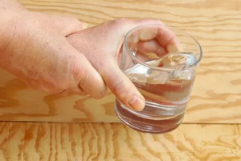 При хорошем плотнике у плохого руки трясутся