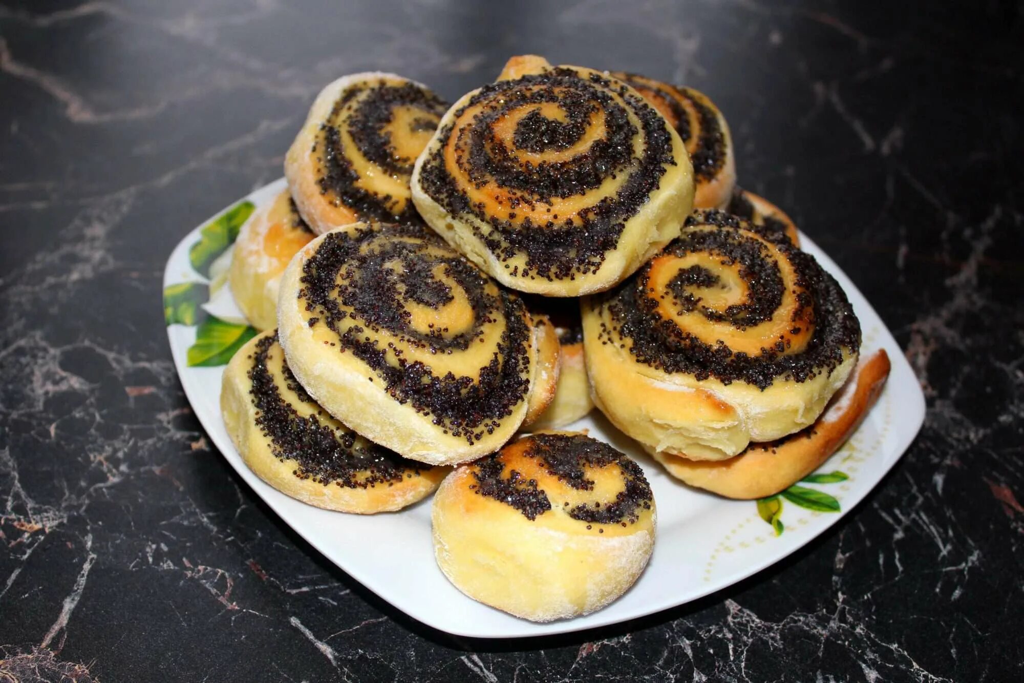 Мак можно беременным в выпечке. Булка с маком. сдобные булочки с маком. плюшка с маком. ватрушка с маком.