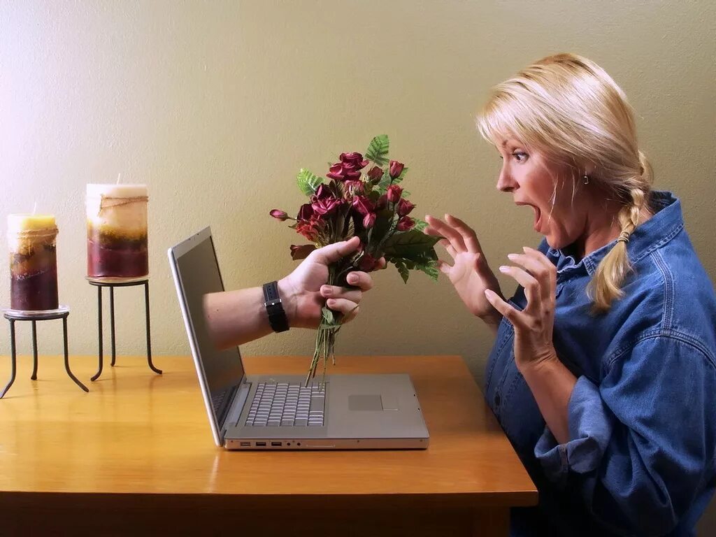 Компьютерные девушки. Девушка переписывается. Девушка познакомимся через телефон. Обнимается с компьютером. Девушка познакомимся через телефон.