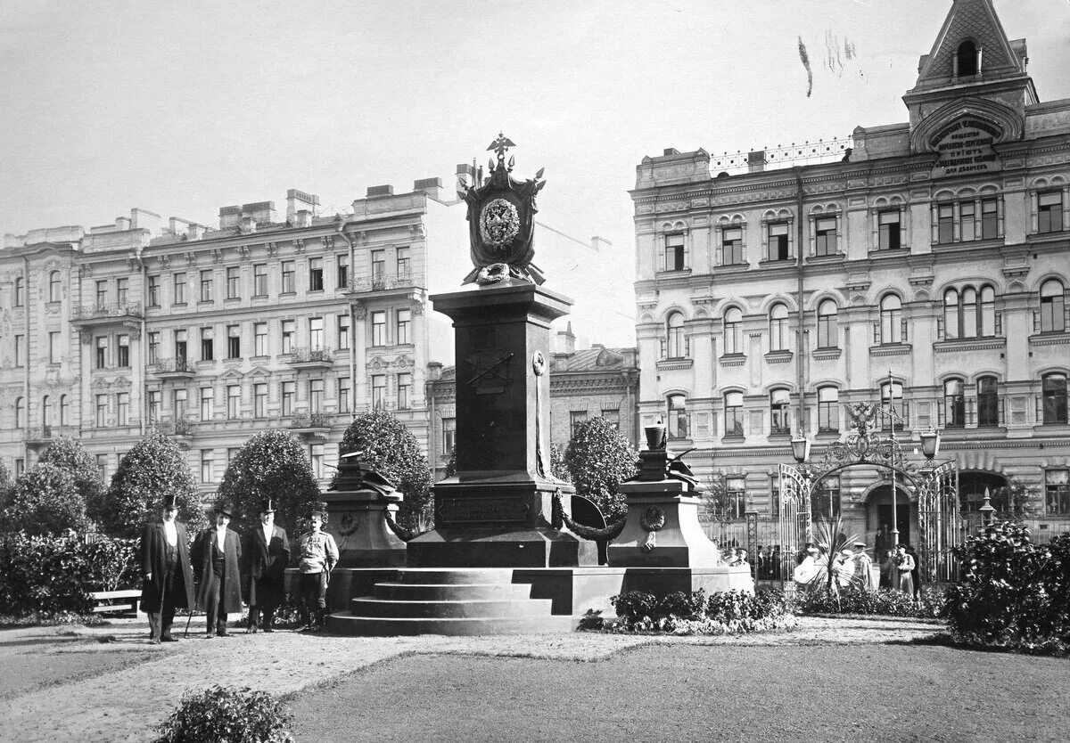 Николаевская Академия генерального штаба в Санкт-Петербурге. Здание Николаевской Академии генерального штаба в Санкт-Петербурге. Академия генерального штаба Суворовский проспект. Памятник Николаевской Академии генерального штаба.