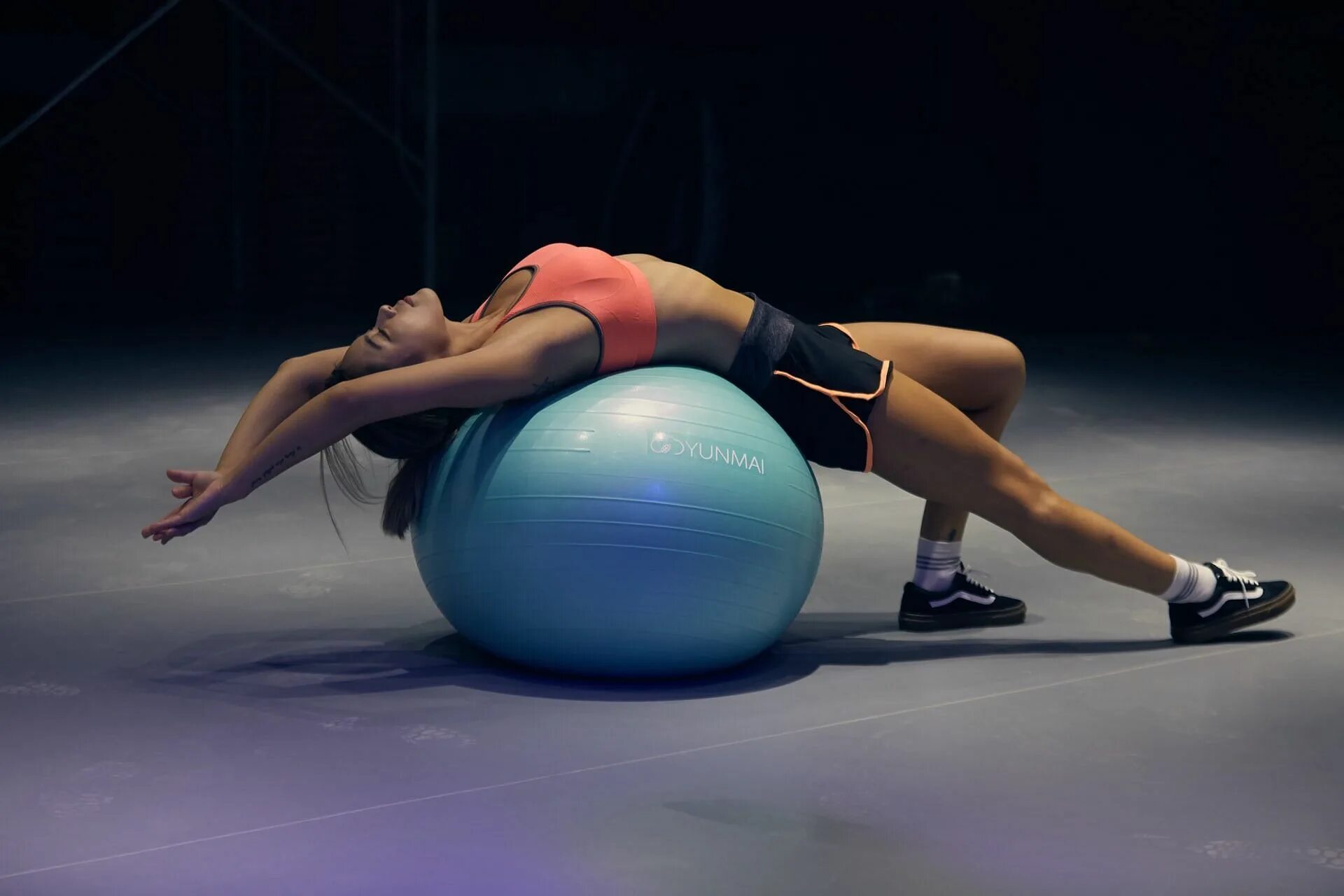 Exercize ball. Фитбол аэробика. Упражнения с фитболом. Групповые занятия с фитболом. Фитбол тренировка в фитнес.