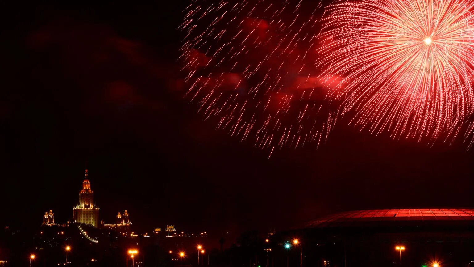 Салют в москве день защитника отечества. Салют 9 мая Москва. Солет день победа 9 мой Москва. Праздничный салют в Москве 9 мая. Салют 23 февраля парк Победы.