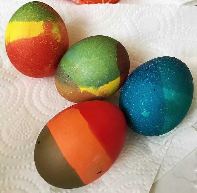 Крашеные яйца. Крашеные яйца на Пасху. Краска для яиц на Пасху. Окрашивание яиц восковыми мелками.