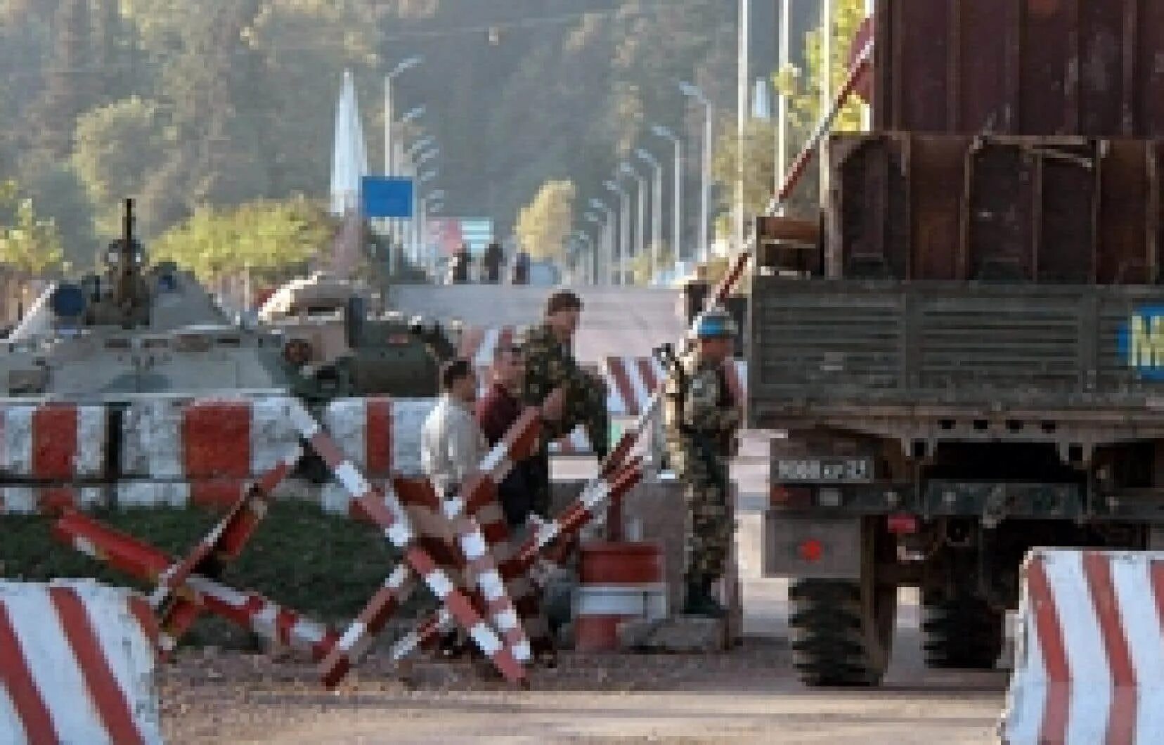 Митинги в грузии сейчас. Цветная революция в грузии 2003. Грузия штурм парламента. Новости сегодня грузия и абхазия фан. Грузино-абхазский флаги.