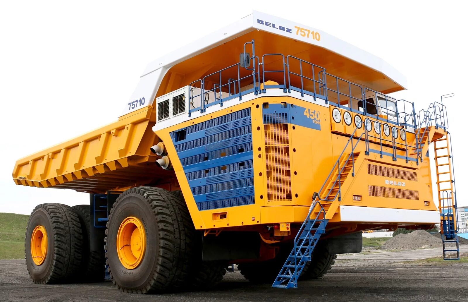 Машина 100 тонн. Liebherr ltm 1100. Машина 100 тонн. Карьерный грузовик белаз 75710. Белаз 75601 & белаз 75710.