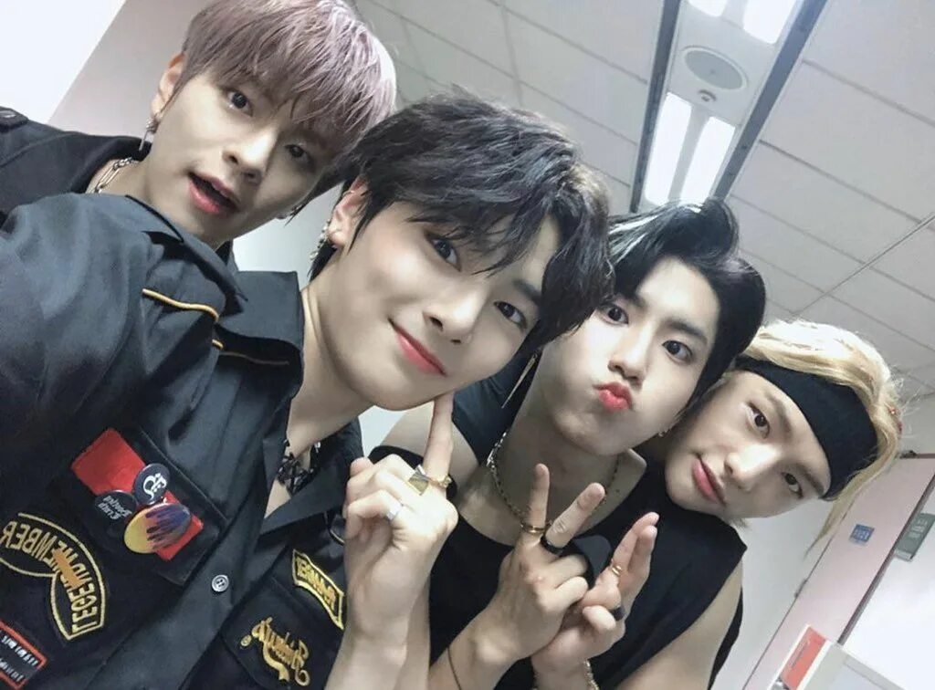 Stray kids maknae. Стрей кидс макне он топ. Стрей кидс макне он топ. Чонин stray kids. Стрей кидс макне он топ.
