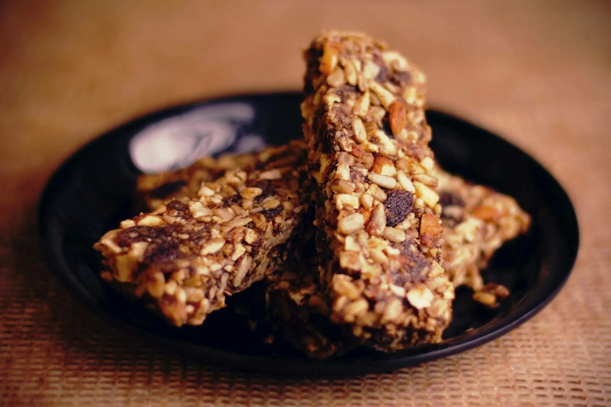 Батончик мюсли гранола. Злаковый батончик Granola Bar. Granola Bar мюсли. Энергетический батончик.